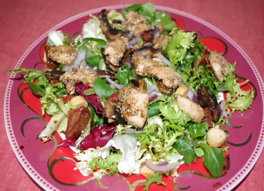 Salade poulet miel sésame, champignons et tomates séchées