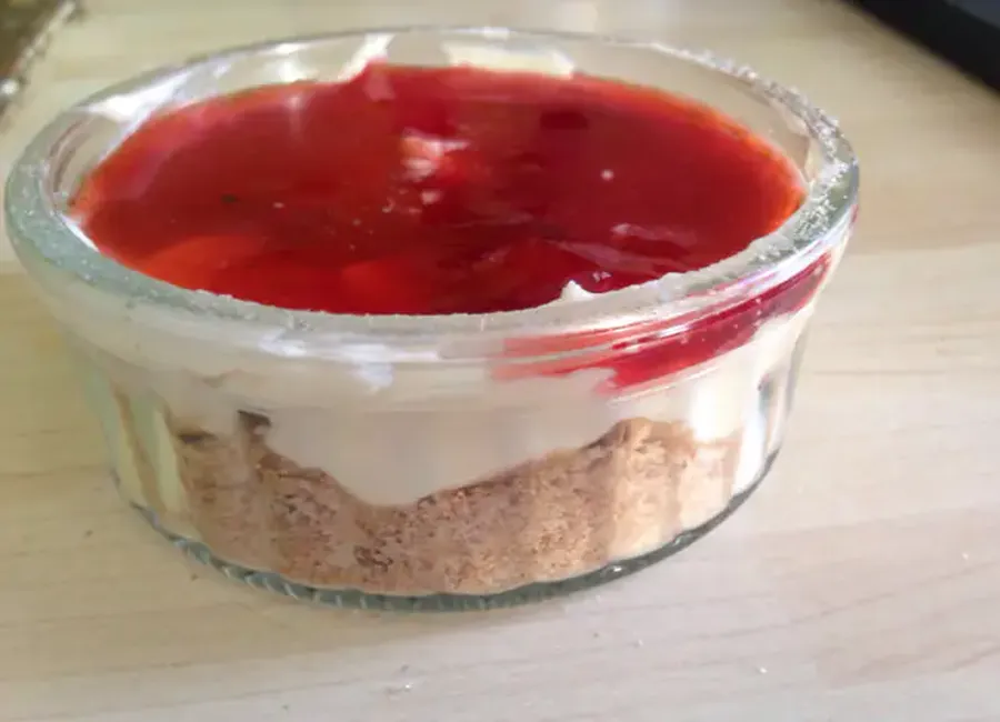 Mousse de vanille au coulis de framboises