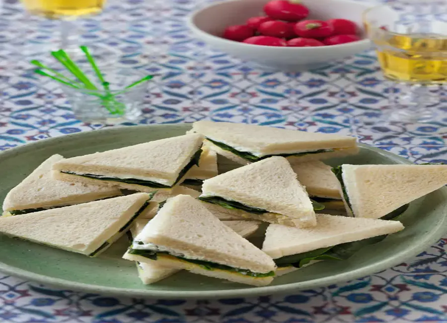 Sandwichs triangles fromage frais moutarde et épinard