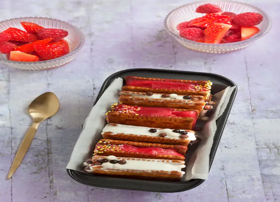 Sandwiches glacés vanille-framboise et salade de fruits rouges