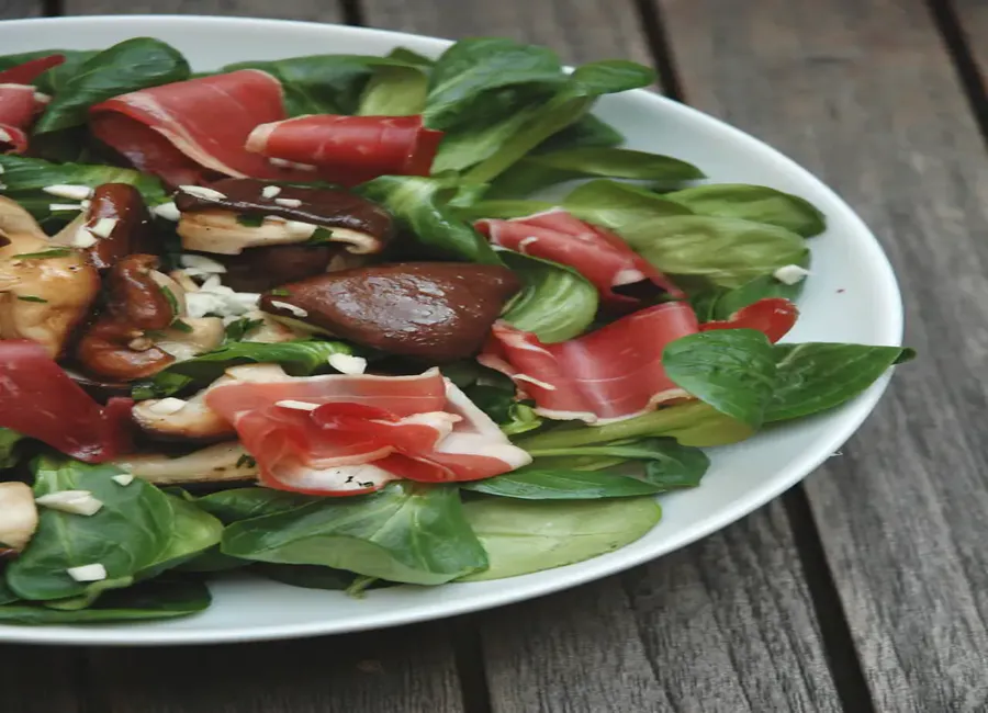 Salade de mâche, champignons et canard