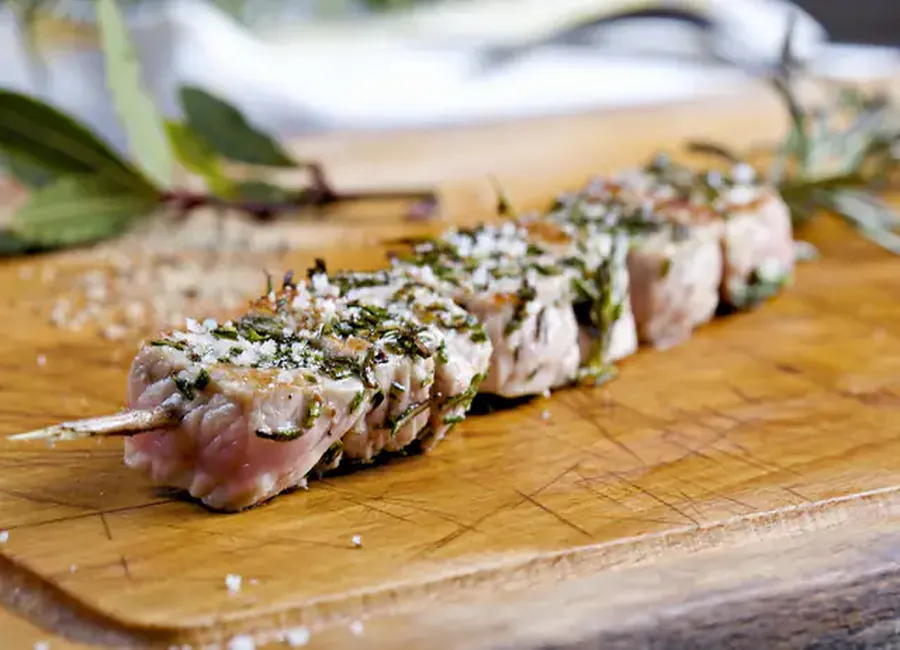 Brochettes de veau mariné aux herbes