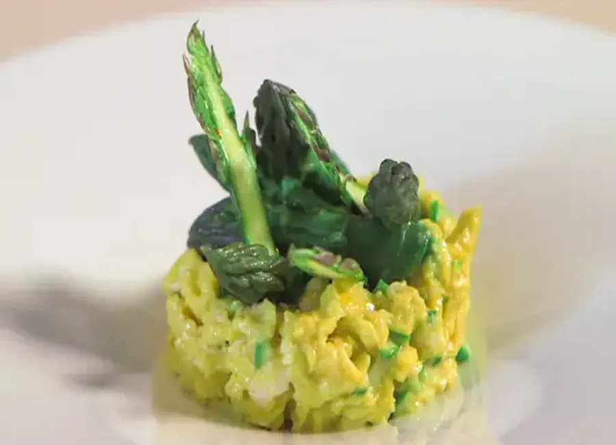 Asperges vertes sur oeufs brouillés, jambon cru et parmesan