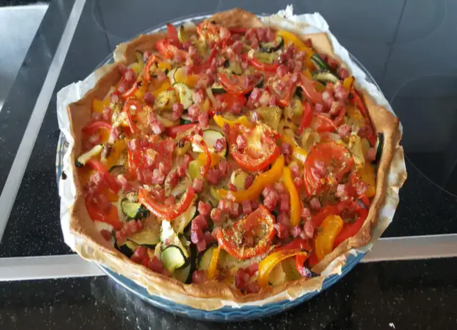 Quiche chèvre, lard, et petits légumes