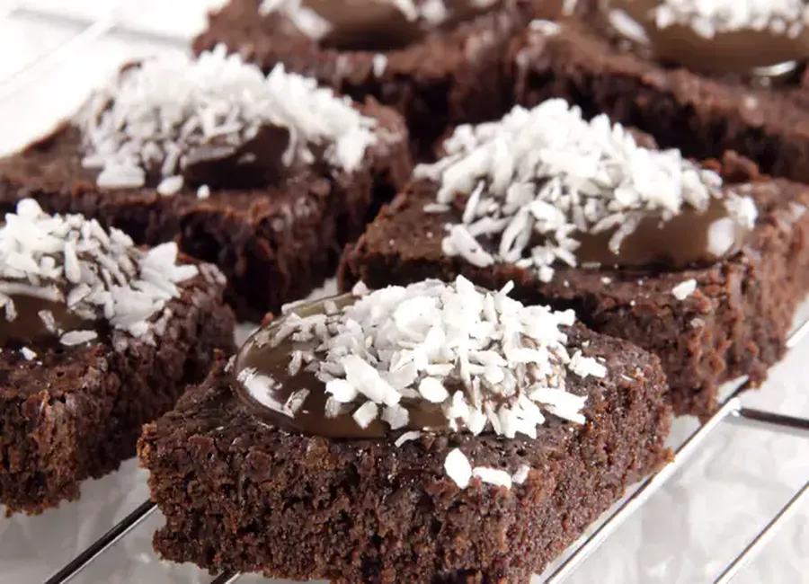 Petits pavés au chocolat et aux amandes ou noix de coco