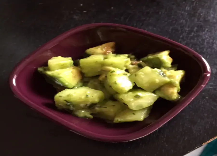 Salade à l'avocat et au concombre des îles