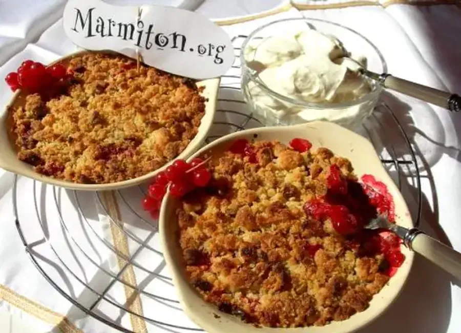 Crumble aux fruits rouges aromatisé à la pistache