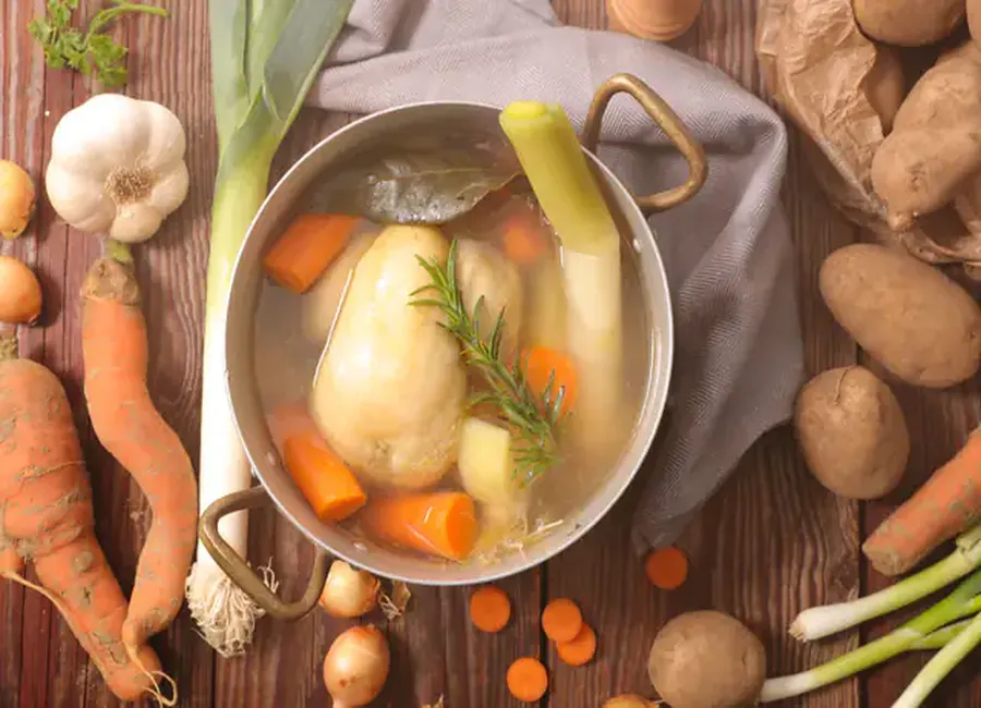 Poule au blanc (poule au pot à la normande)