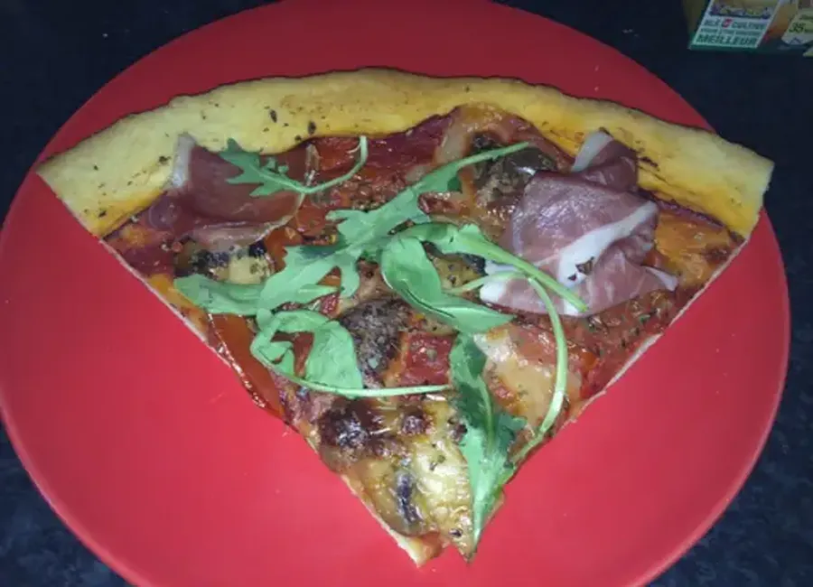 Pizza au jambon, au chèvre et aux champignons