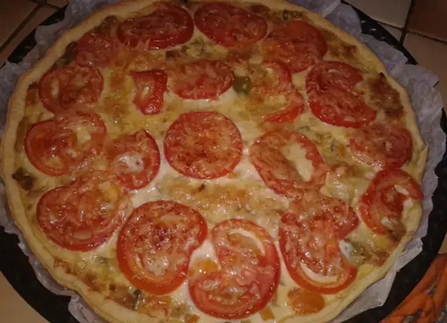 Quiche au thon, poivron et tomate
