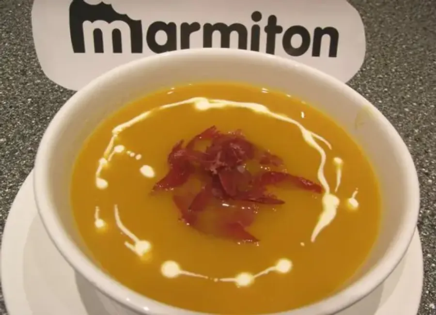 Crème de potiron aux copeaux de jambon du pays