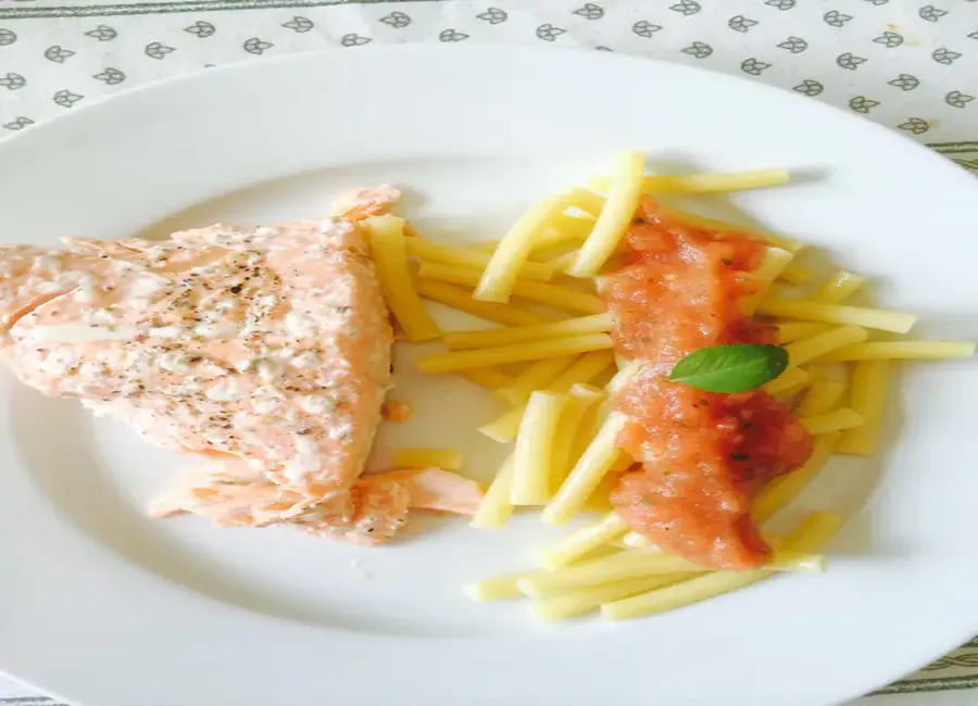 Saumon à la sauce tomate et basilic