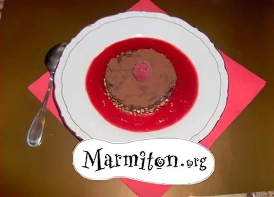 Délice au chocolat et son coulis de framboises