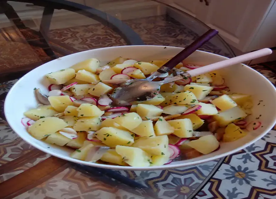 Salade de harengs, pommes de terre et radis