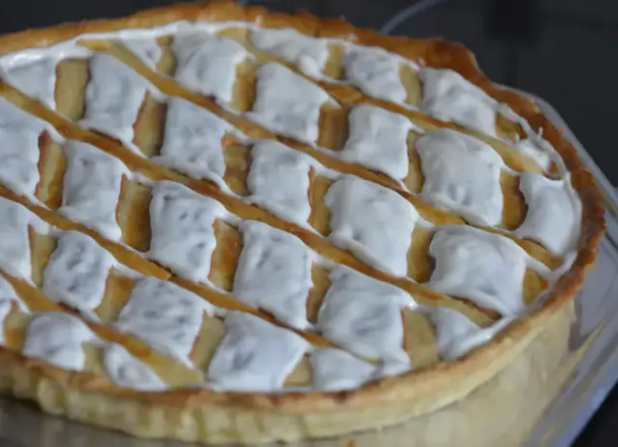 Tarte à la frangipane sur lit d'abricot
