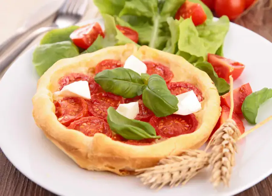 Tarte tomate mozzarella sauce basilic