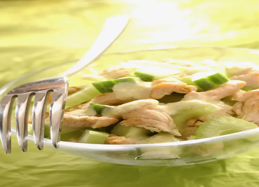 Salade de poulet, concombre et céleri