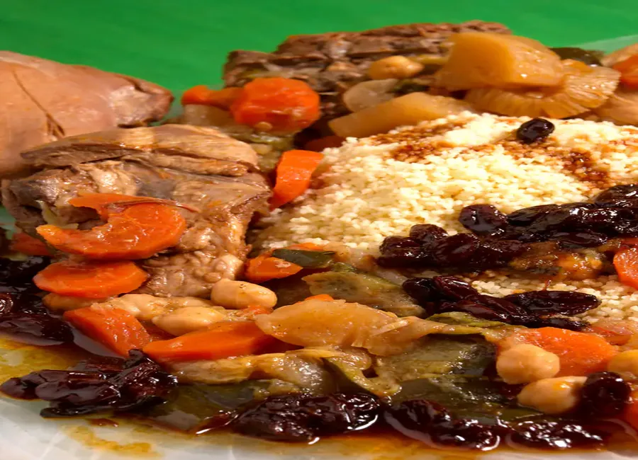 Tajine poulet, dattes, abricots secs et amandes