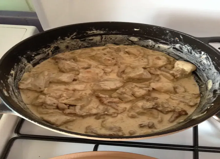 Sauté de dinde à la moutarde et aux girolles