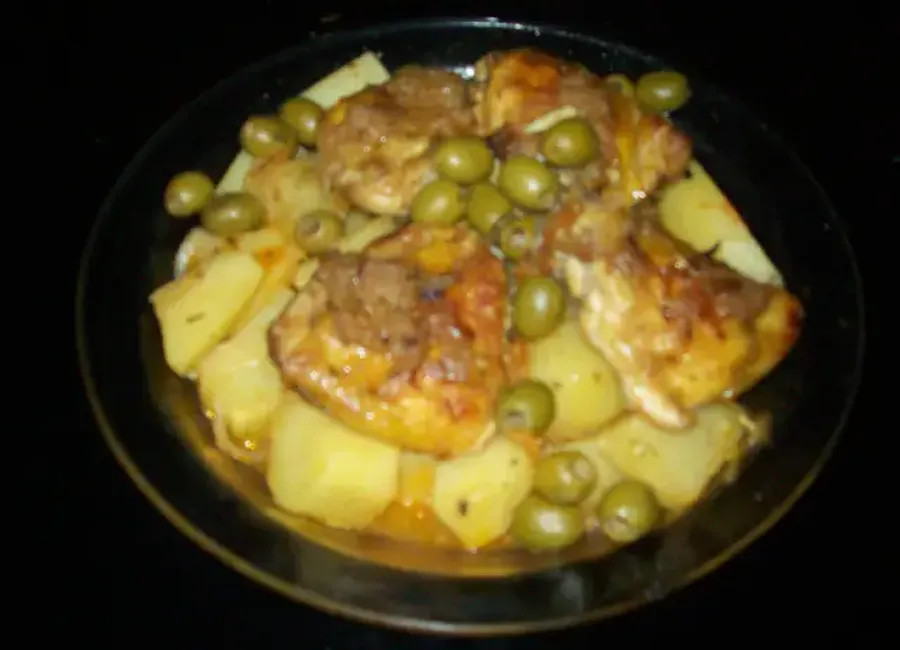 Tajine marocain de poulet aux pommes de terres et olives