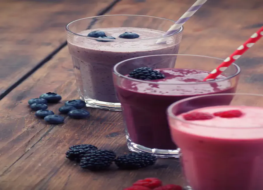 Smoothie aux fruits (orange, kiwi, banane...)