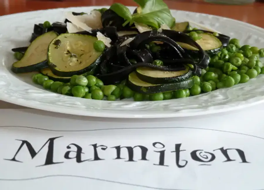 Pâtes à l'encre de seiche et aux légumes verts