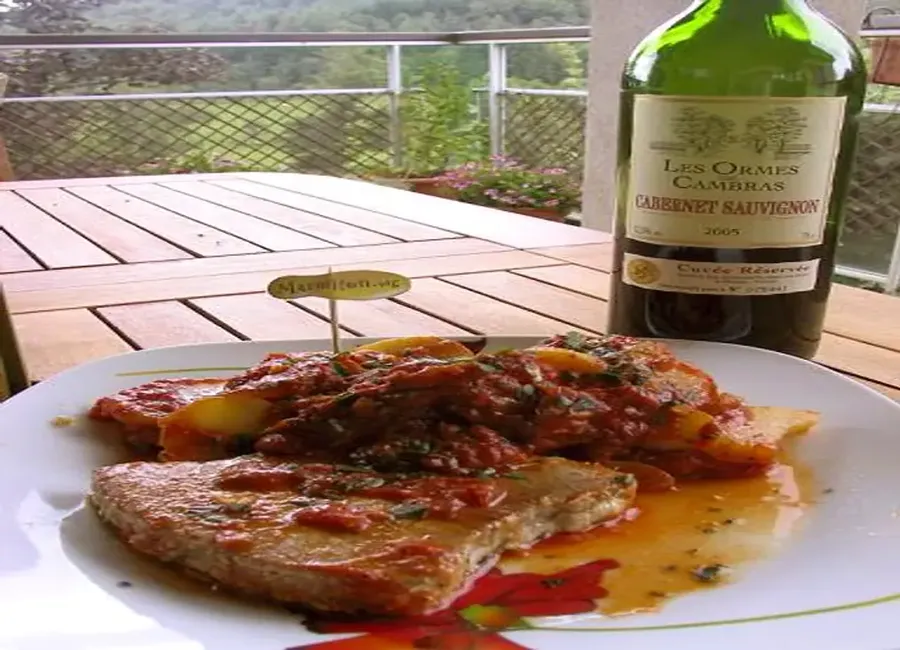 Steak de thon aux pommes de terre sauce piquante