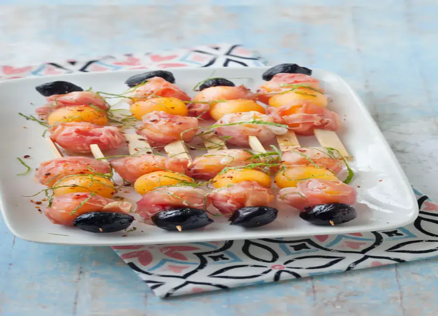 Brochette de melon, jambon de montagne et olives