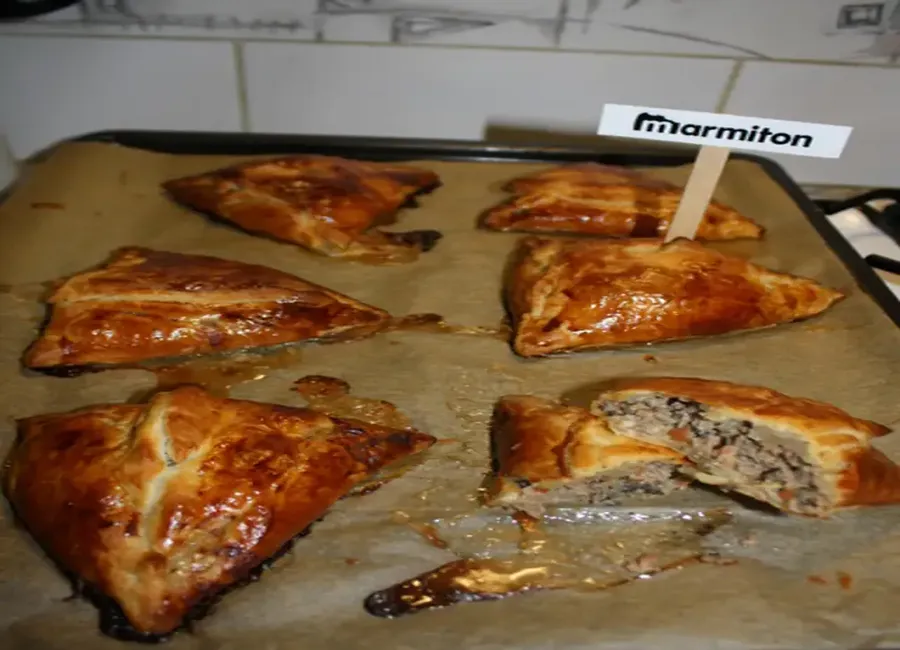 Feuilletés à la viande et aux pignons