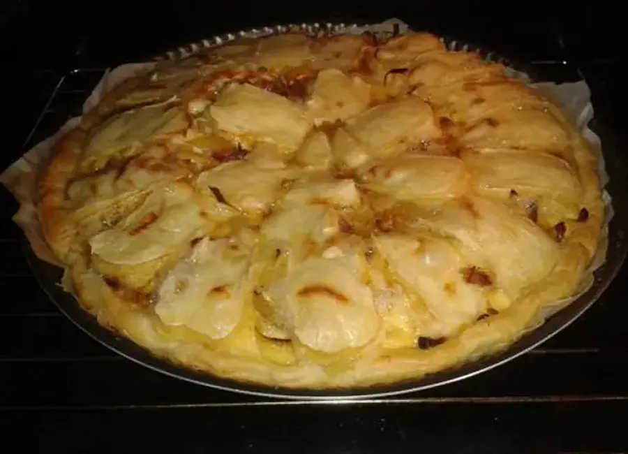Tarte oignons, lardons et reblochon à la moutarde