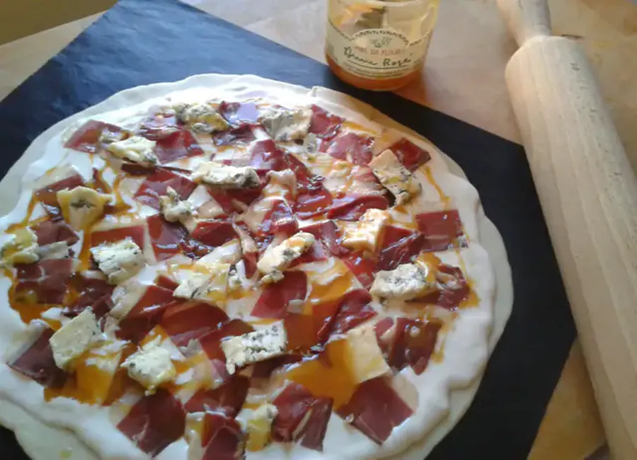 Pizza du sud ouest : magret de canard, roquefort