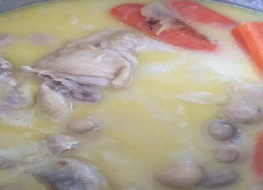 Cuisses de poulet, sauce crème et champignons