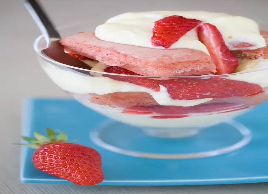 Tiramisu aux fraises et biscuits roses