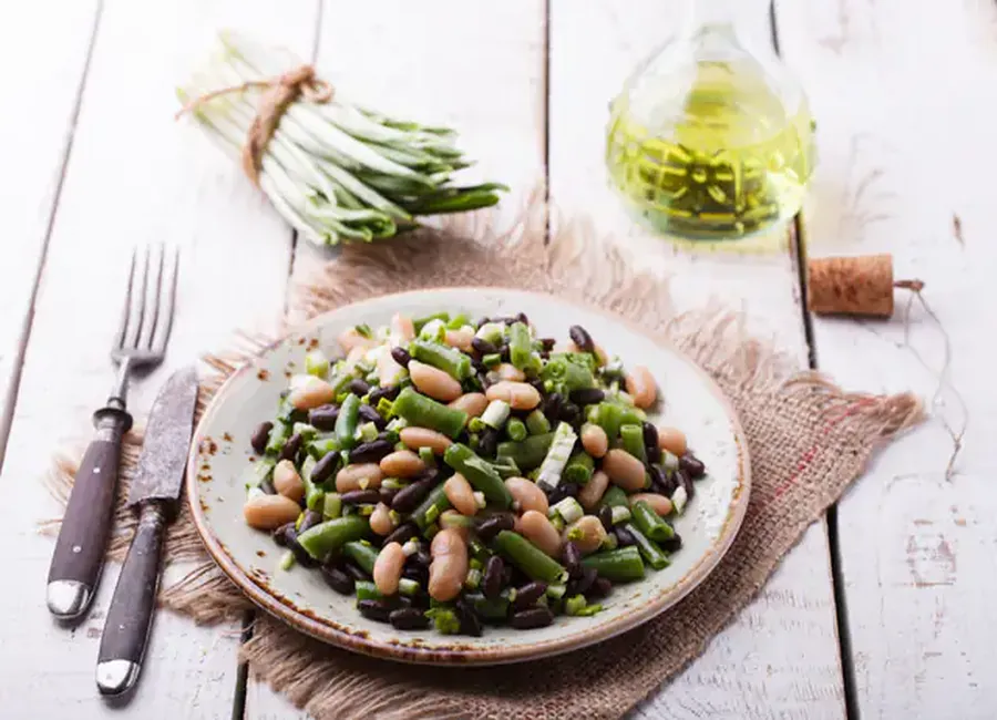Salade de haricots verts, blancs et rouges