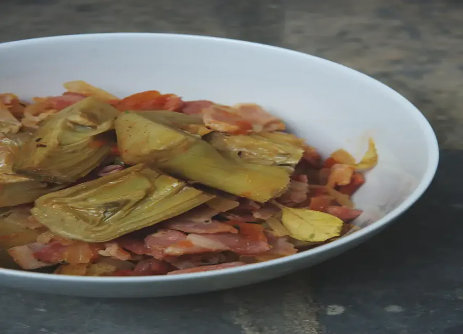 Mijoté d'artichauts petit violet au lard et au vin blanc