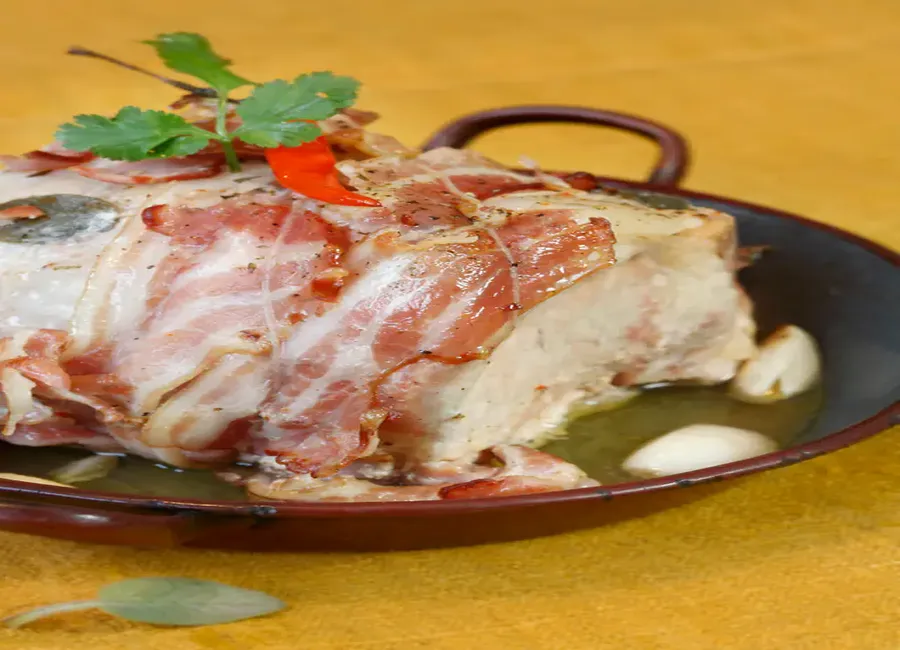 Rôti de porc au lard et petits oignons