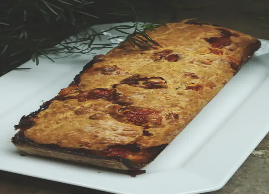 Cake au chèvre et à la tomate confite