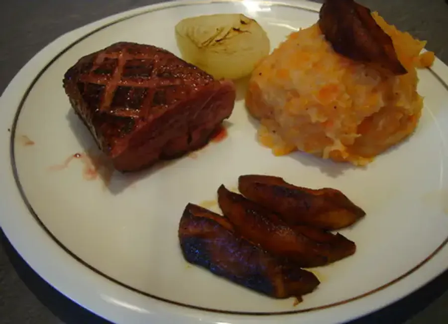 Magret de canard rôti et laqué au miel, purée de carottes