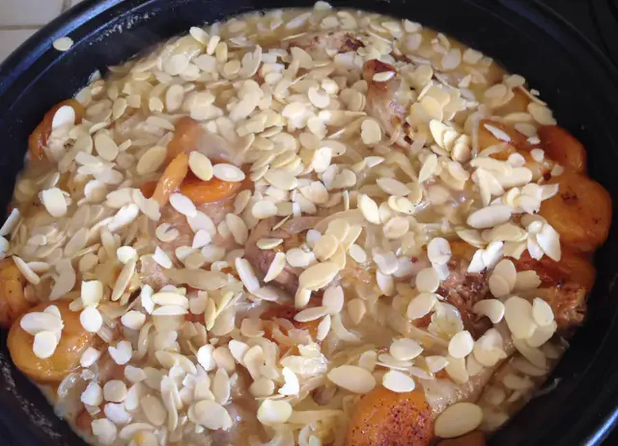 Tajine de poulet aux abricots et amandes