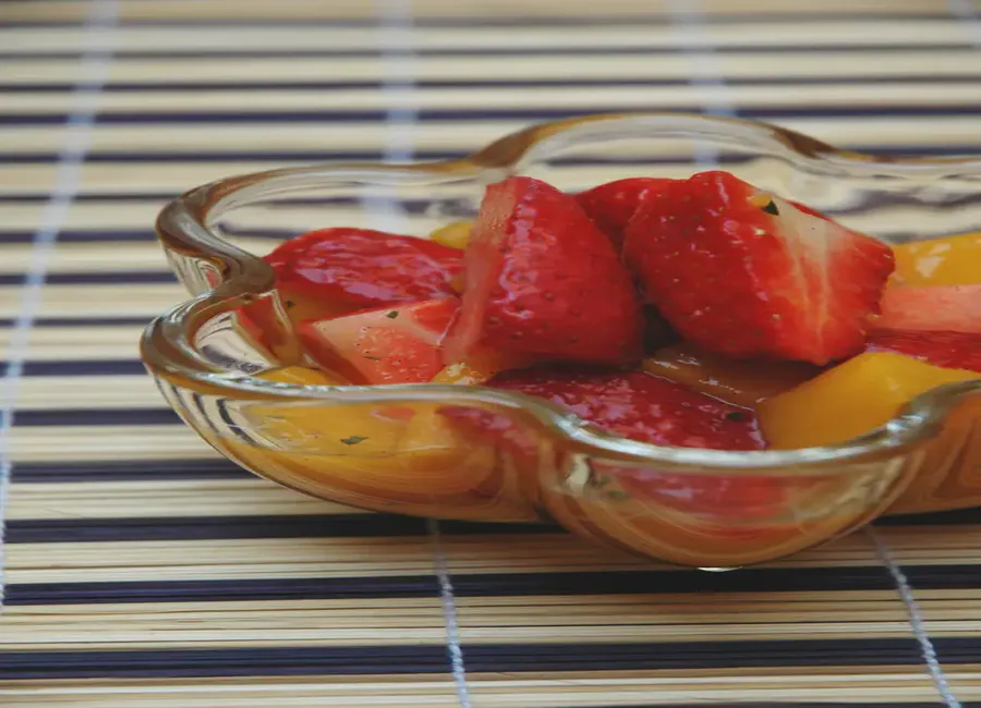 Salade épicée fraises - mangue