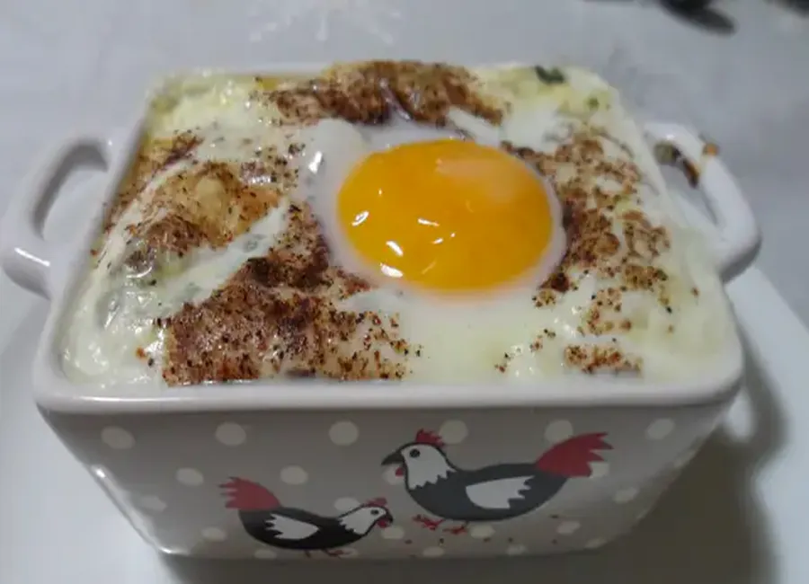Oeufs cocottes aux poireaux et au roquefort
