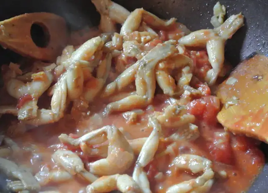 Cuisses de grenouilles sauce tomate à la diable