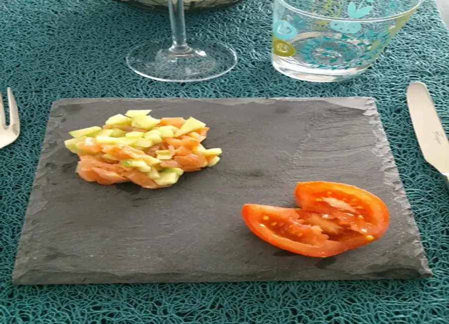 Tartare de saumon fumé et concombre à ma façon