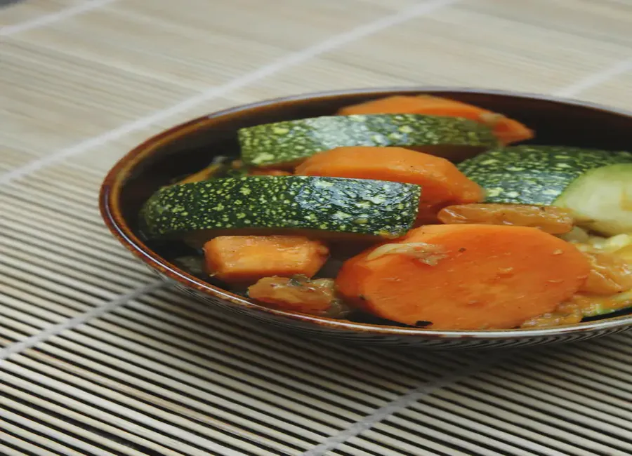 Tajine de courgettes, patates douces et raisins secs