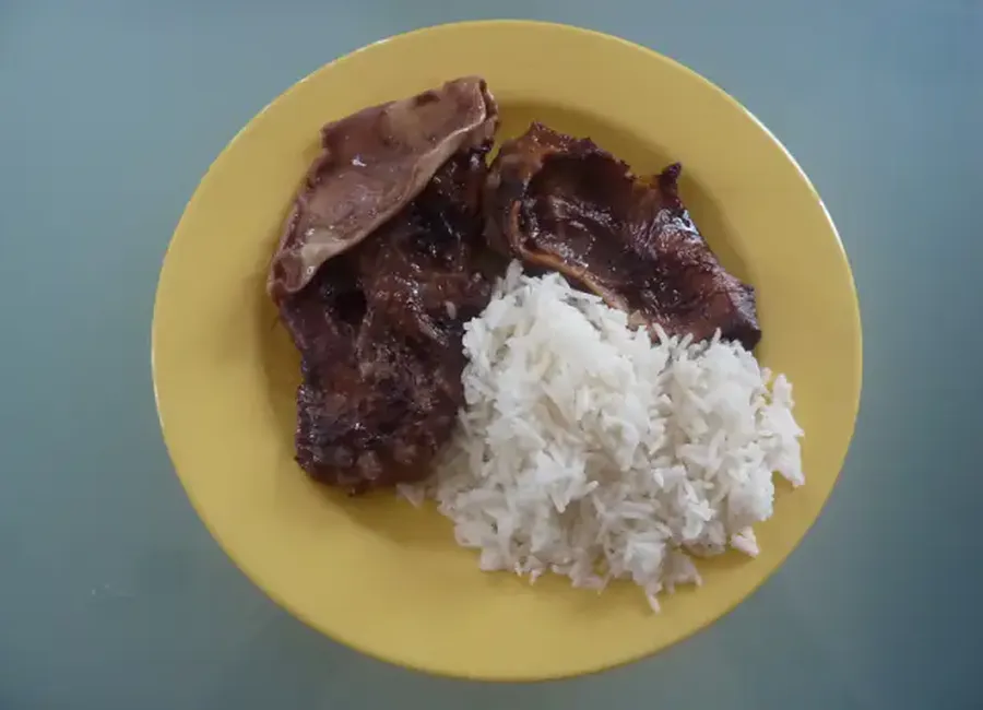 Pieds de porc sauce au vin