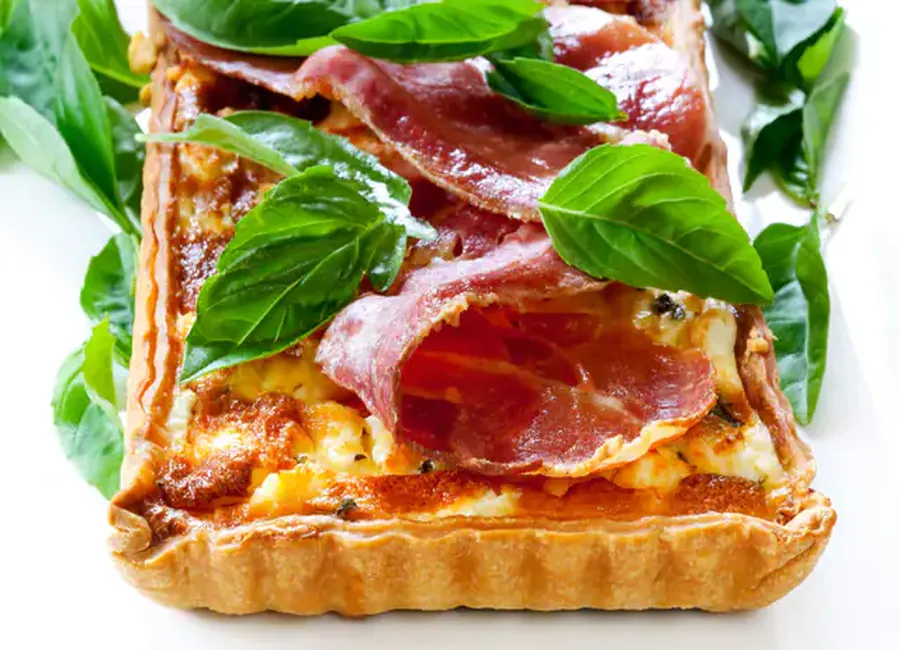 Tarte au fromage, jambon cru et tomates