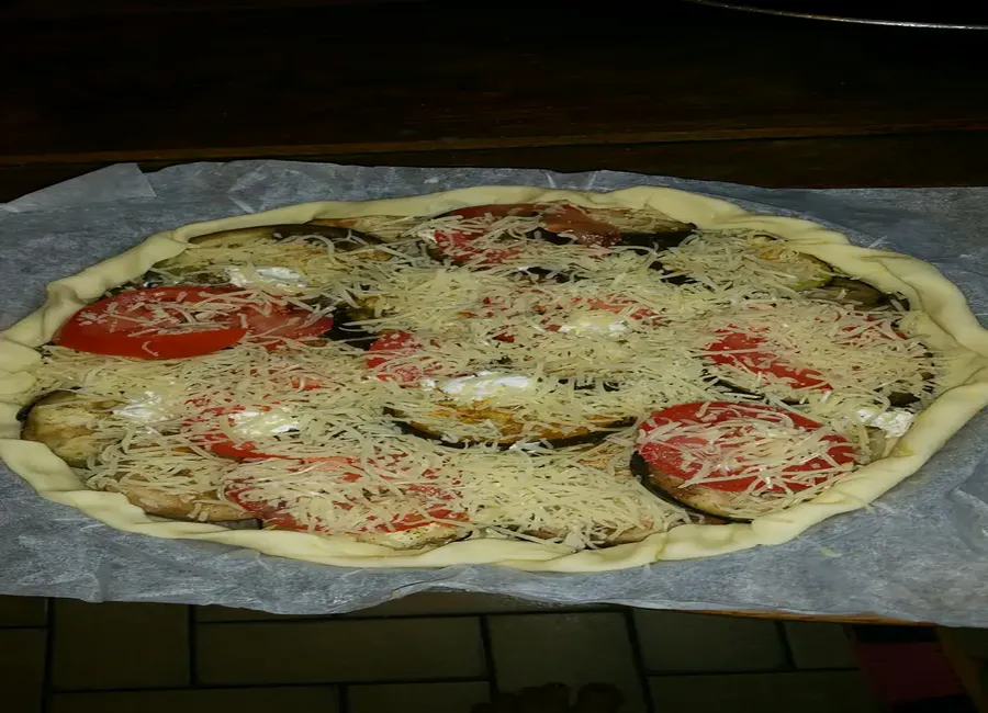 Tarte salée aux aubergines, oignons et lardons
