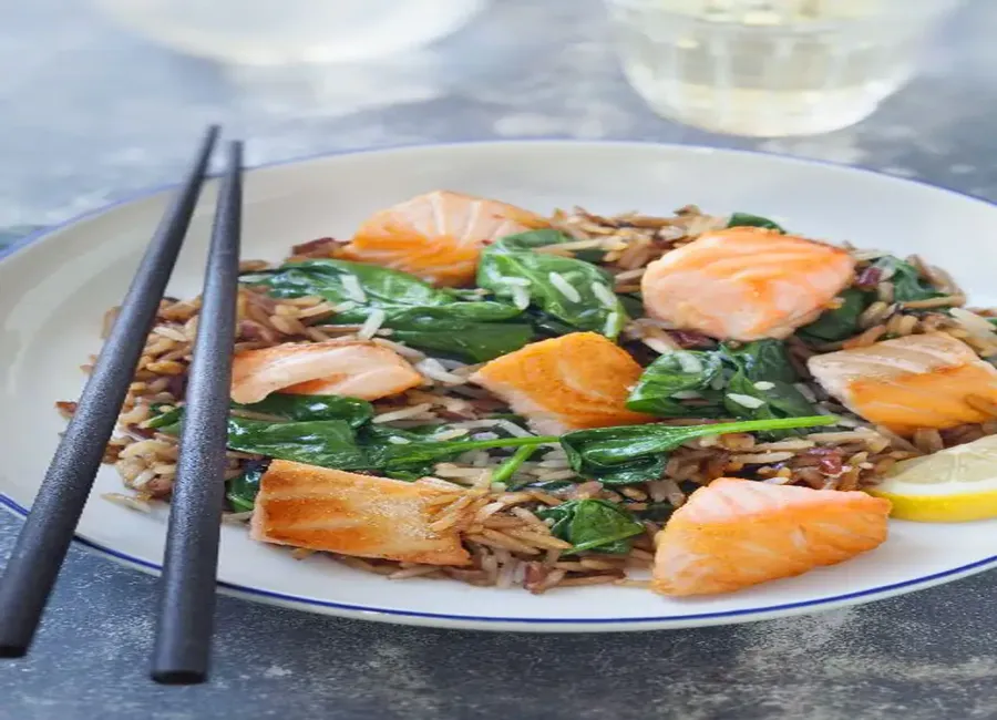 Wok de saumon aux épinards frais