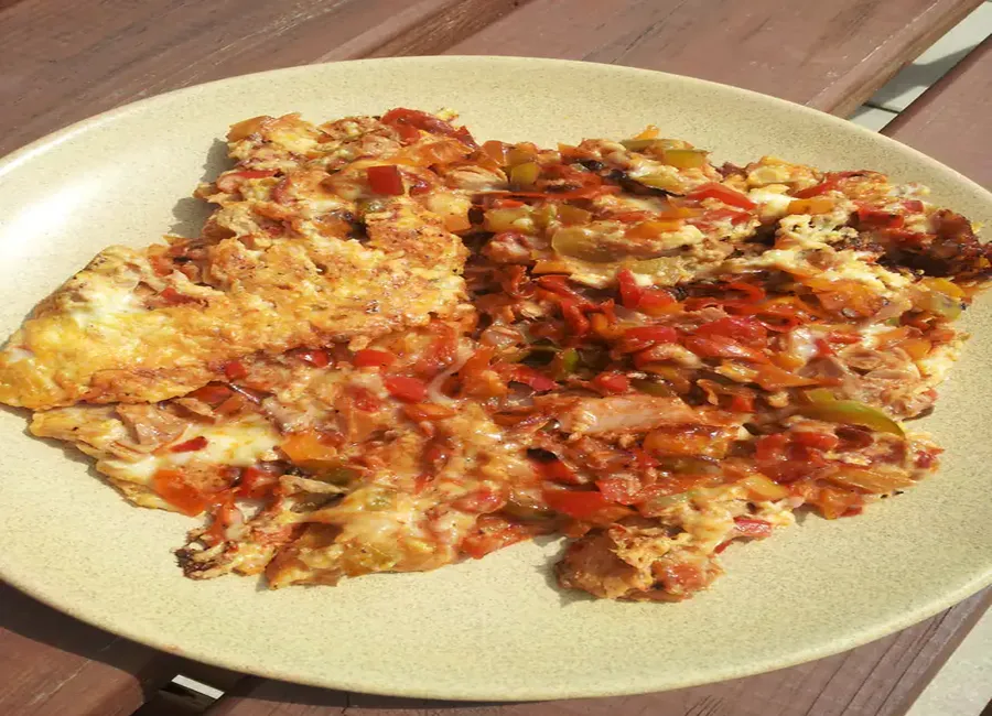 Omelette aux oignons et poivrons
