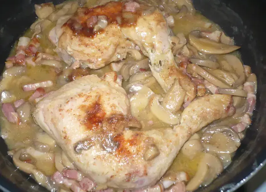 Poulet aux lardons et aux champignons